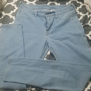 H & M light wash skinny jeans